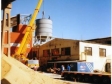 Pohled na montáž sila kameniva při stavbě nové betonárny VB50T, rok 2002